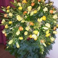 Trauerkranz mit gelben Blüten