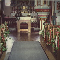 Blumendekoration in einer Kirche