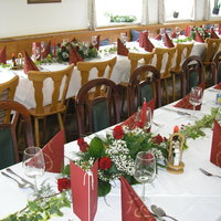 Tischdekoration mit Blumen auf einer Hochzeit