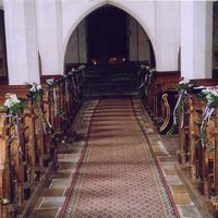 Blumenschmuck in einer Kirche