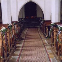 Blumenschmuck in einer Kirche