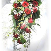 Brautstrauß mit roten Rosen