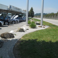 Gartengestaltung vor einem Autohaus